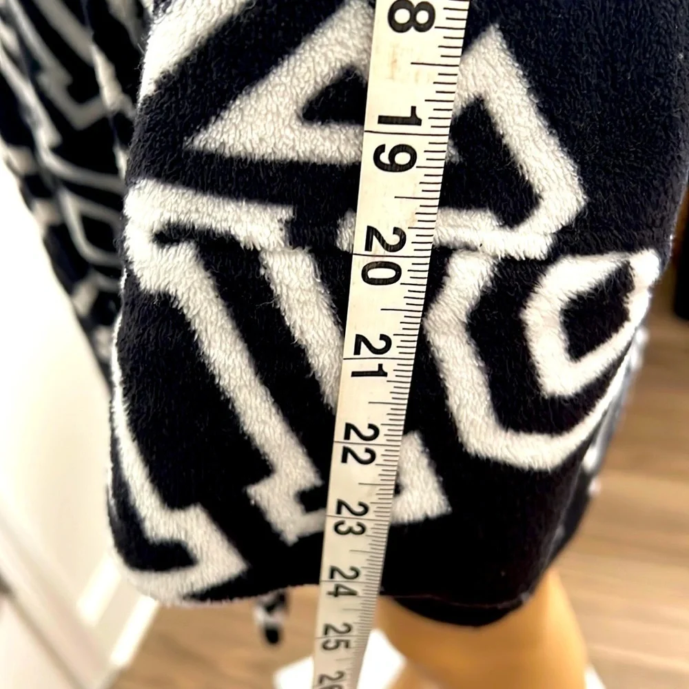 (Sold) V/s PINK robe - Picture 9 of 14